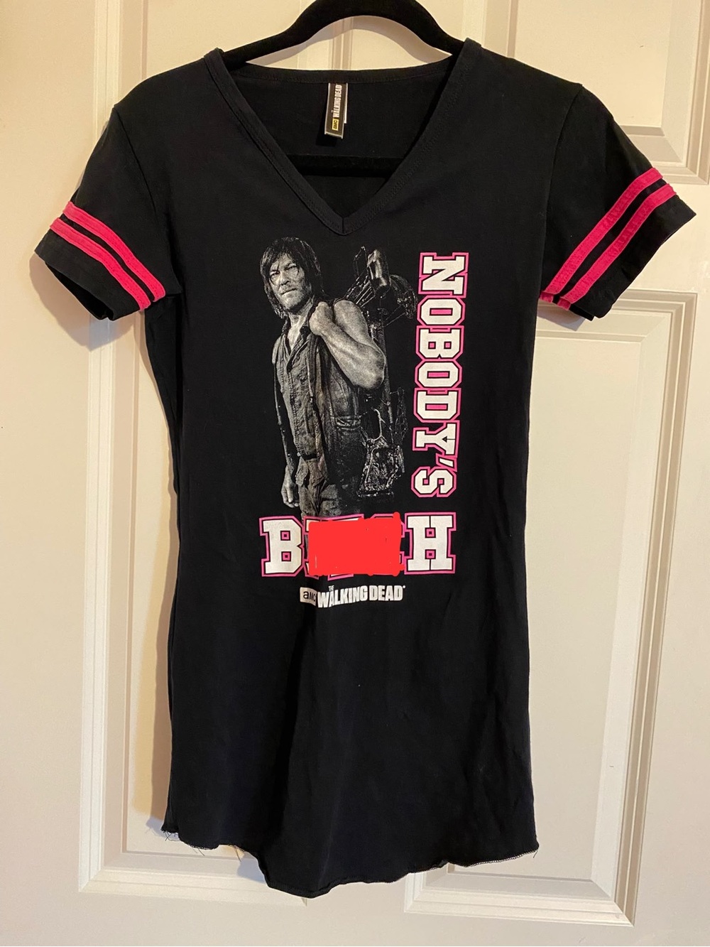 Official The Walking Dead Daryl Dixon graphic black pink slim fit v-neck, medium
